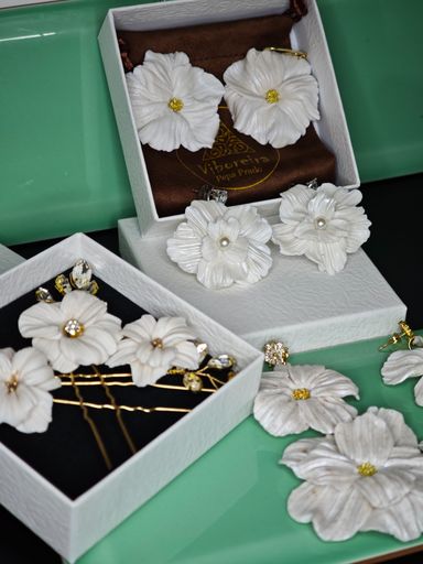 joyas florales y horquillas de novia