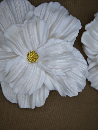 Flor artesanal de arcilla polimérica realizada a mano.