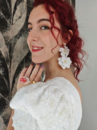 Pendientes largos de novia personalizados en arcilla polimérica.